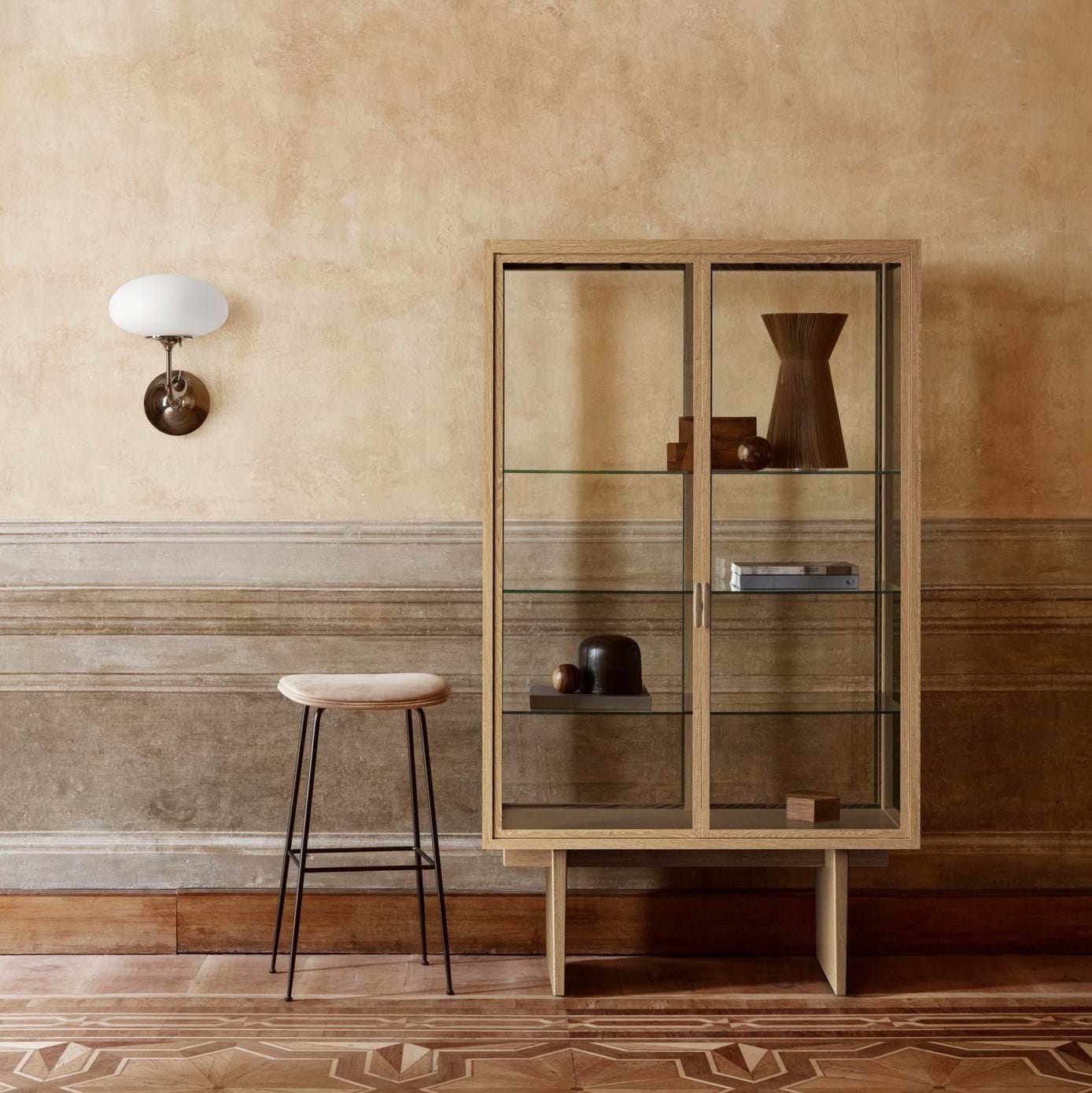 Beetle Bar Stool Fully Upholstered Black Matt Base från Vålamagasinet Barstolar, Gubi, Image-2