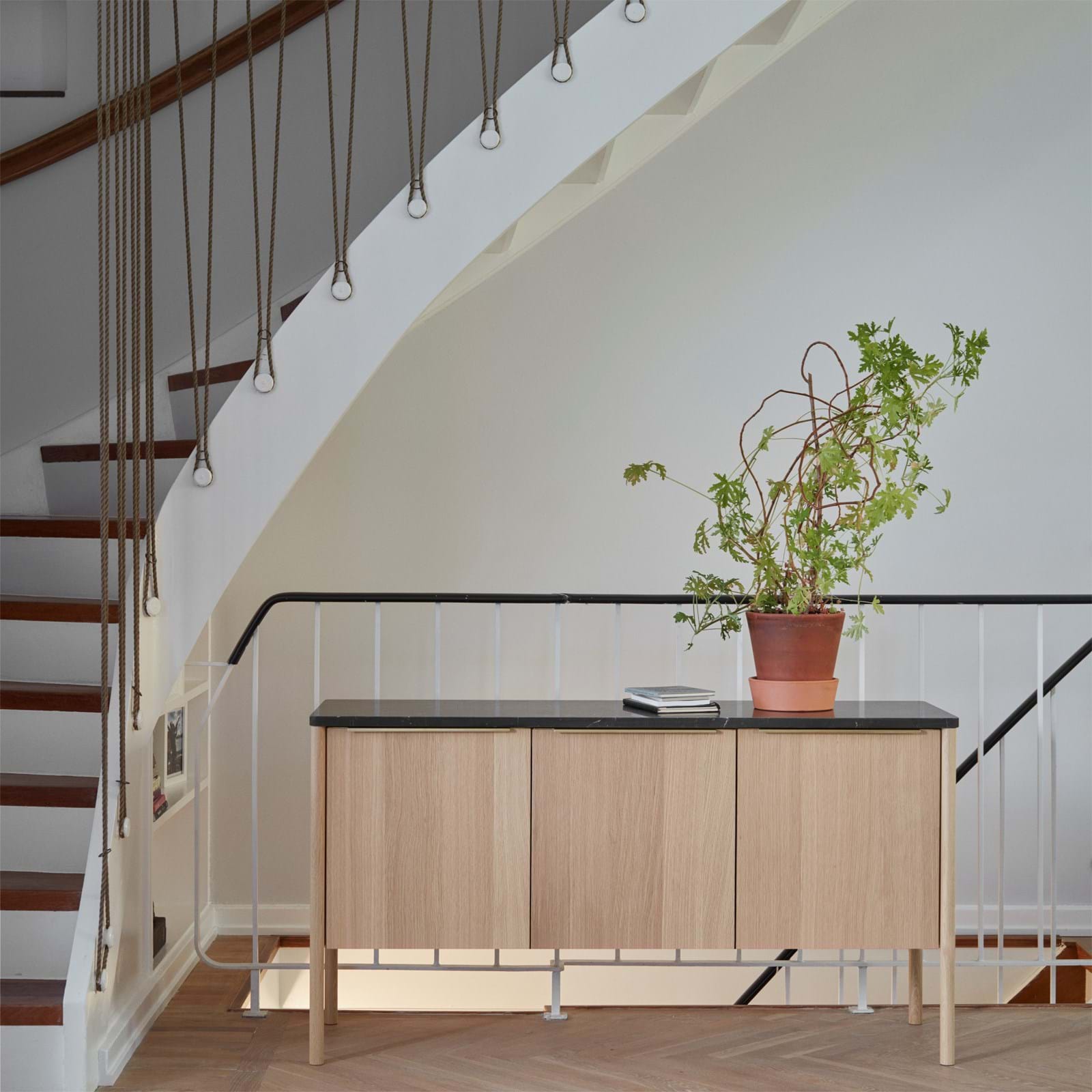 Jut Cabinet Oak/Marble från Vålamagasinet Skänkar och sideboards, Skagerak, Image-2