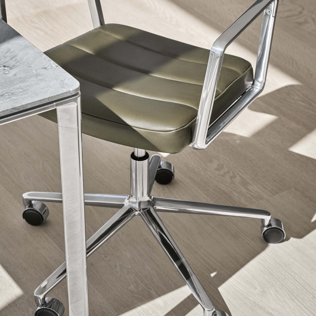 Vipp 453+ Swivel Chair With Gliders från Vålamagasinet Skrivbordsstolar, Vipp, Image-5
