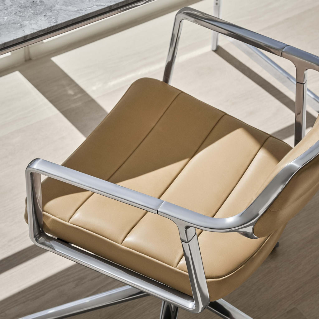 Vipp 453+ Swivel Chair With Gliders från Vålamagasinet Skrivbordsstolar, Vipp, Image-4