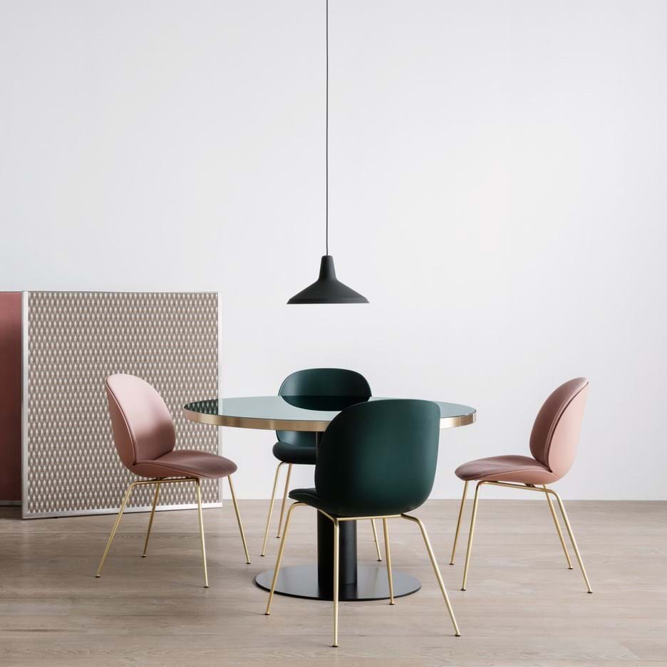 Beetle Chair Fully Upholstered Brass Semi Matt Base från Vålamagasinet Matstolar, Gubi, Image-3