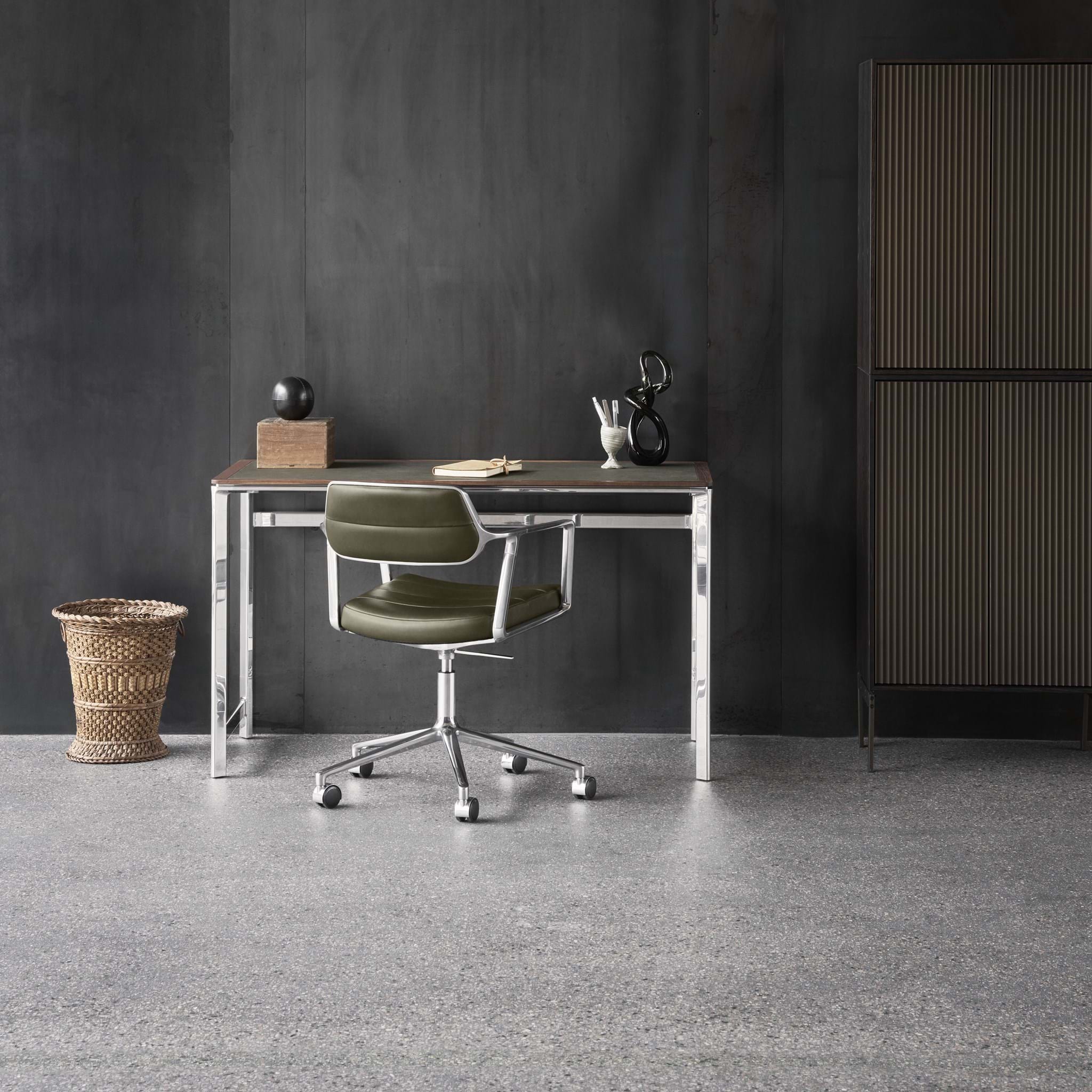 Vipp 453+ Swivel Chair With Castors från Vålamagasinet Skrivbordsstolar, Vipp, Image-2