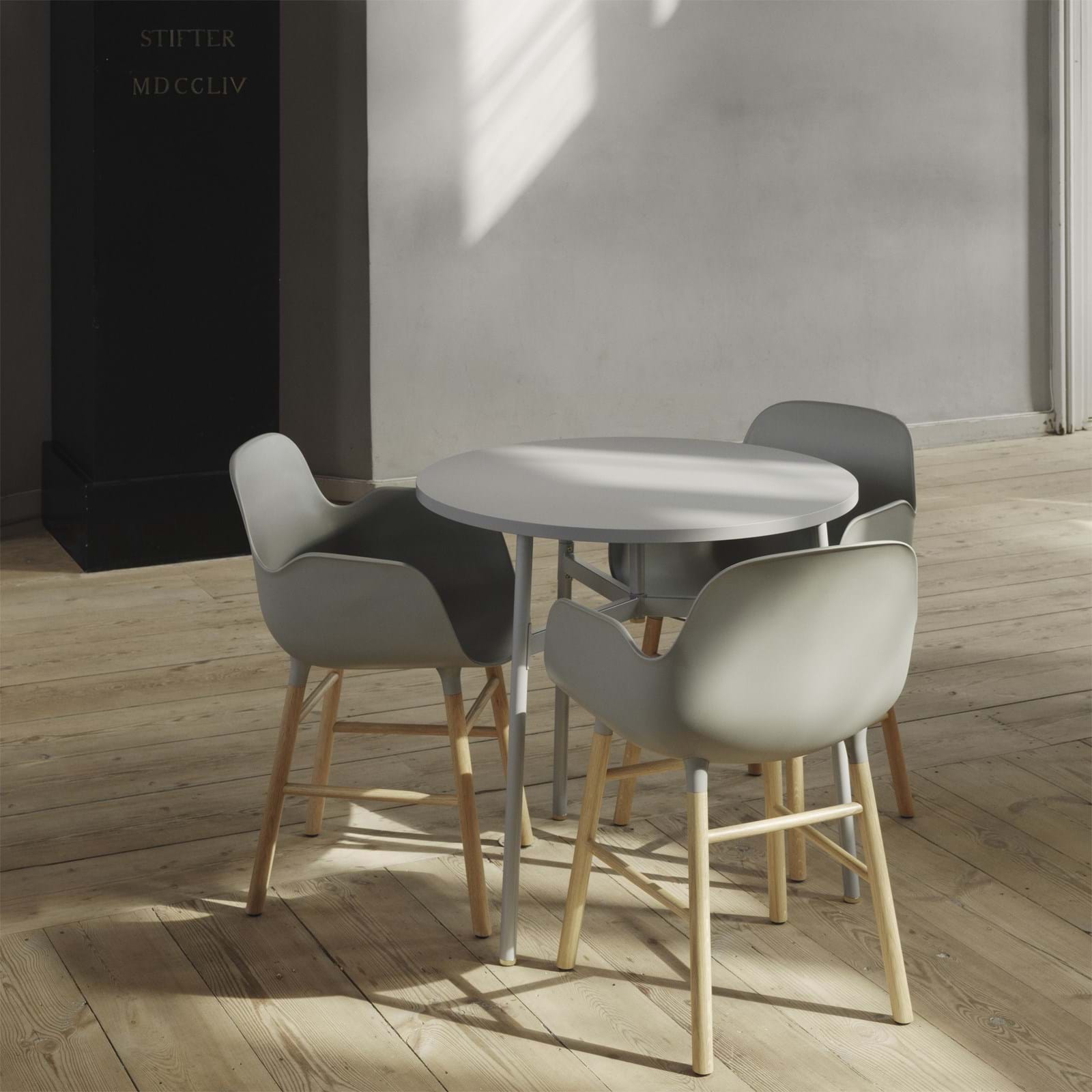 Form Armchair Oak från Vålamagasinet Matstolar, Normann Copenhagen, Image-2