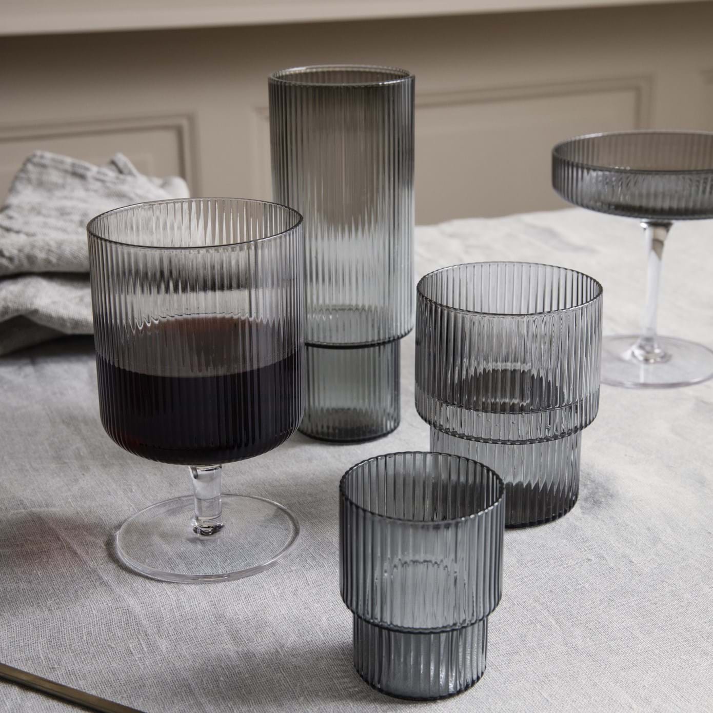 Ripple Wine Glasses Set Of 2 från Vålamagasinet Tallrikar och glas, Ferm Living, Image-3
