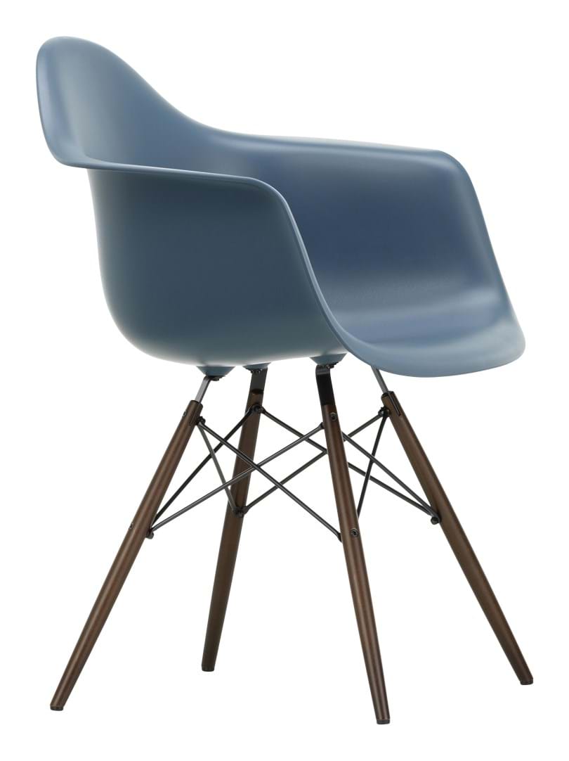 Eames Plastic Armchair RE DAW - Dark Maple från Vålamagasinet Matstolar, Vitra, Image-1