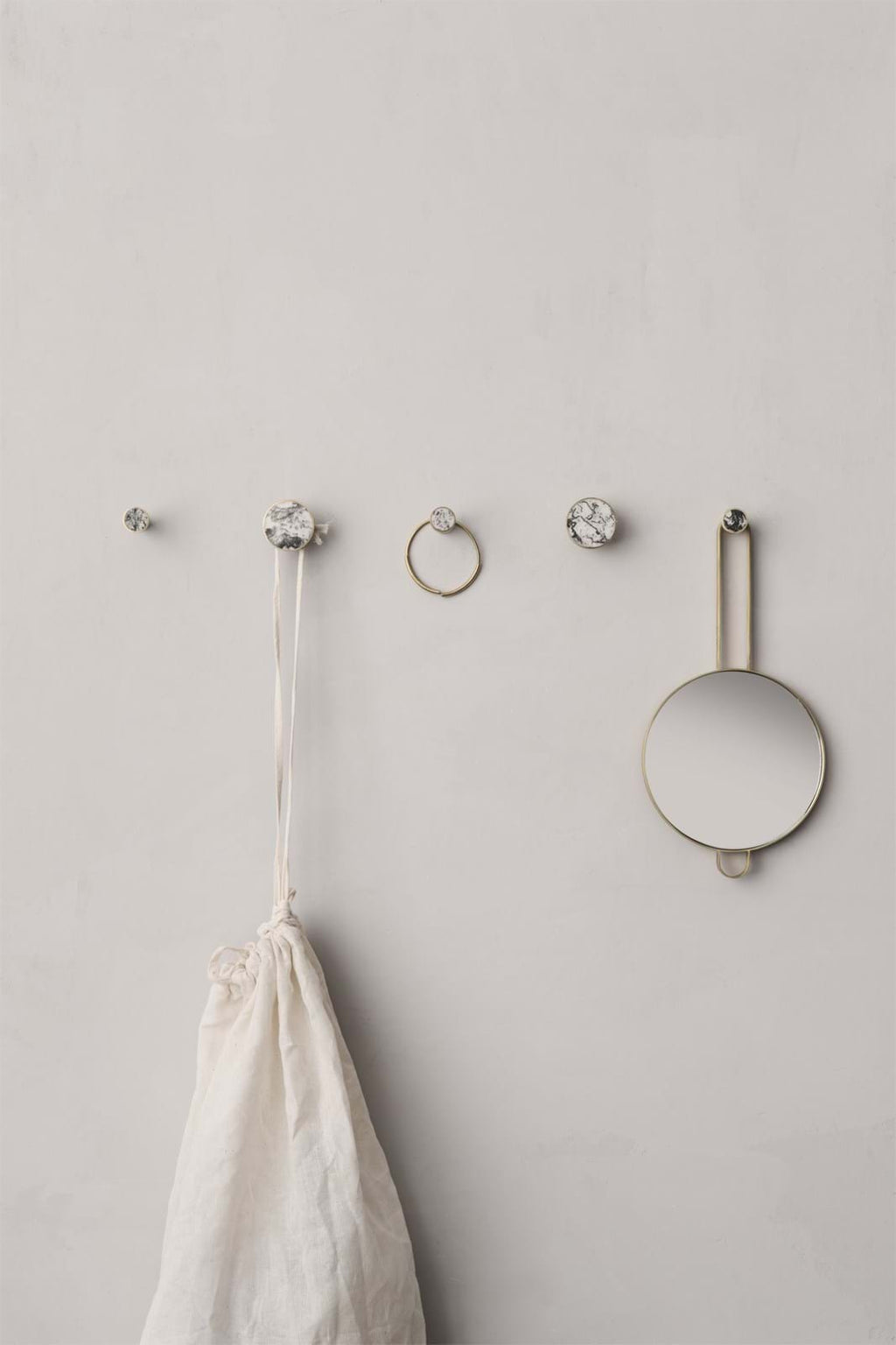 Poise Hand Mirror från Vålamagasinet Speglar, Ferm Living, Image-3