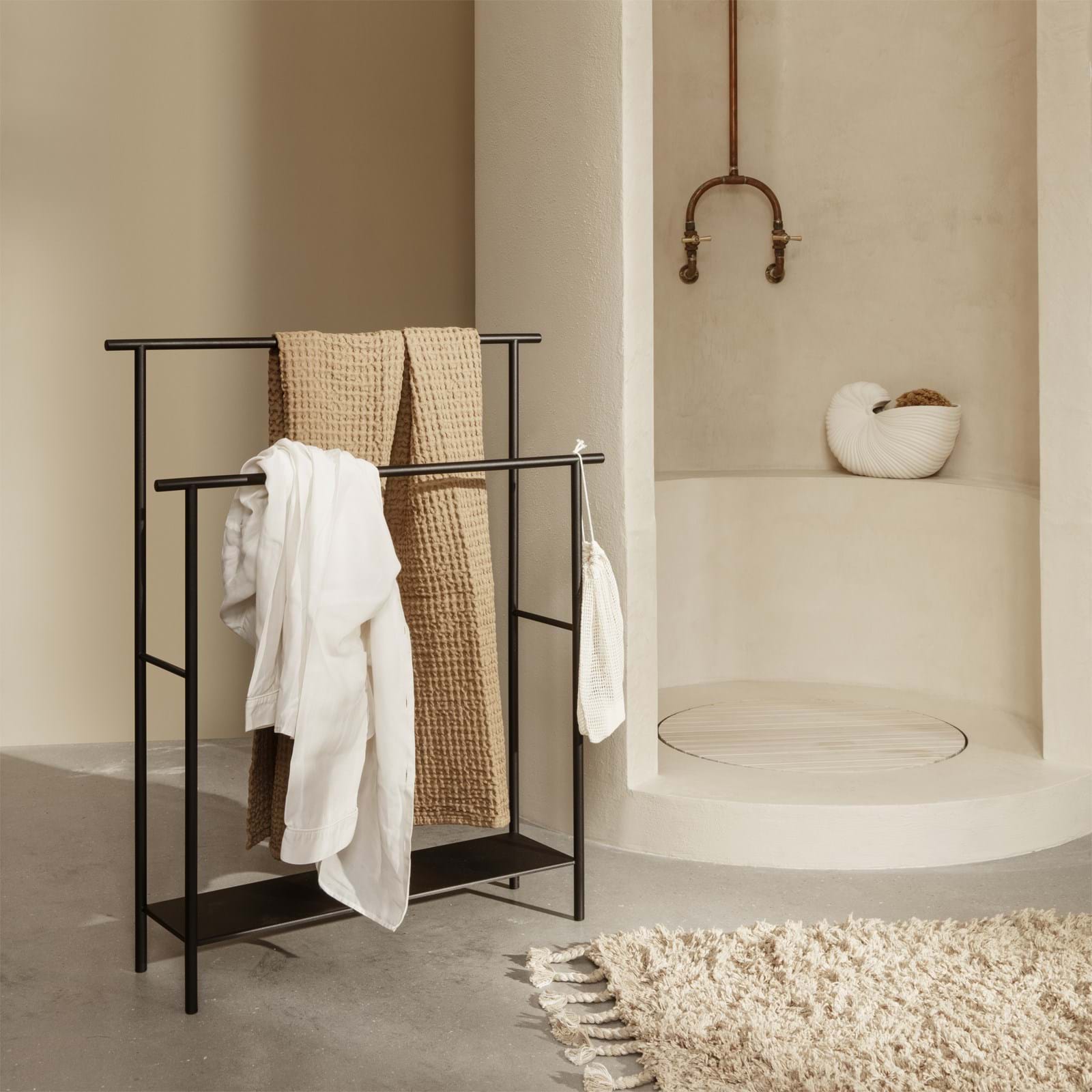 Dora Towel Stand från Vålamagasinet Galgar och hängare, Ferm Living, Image-3