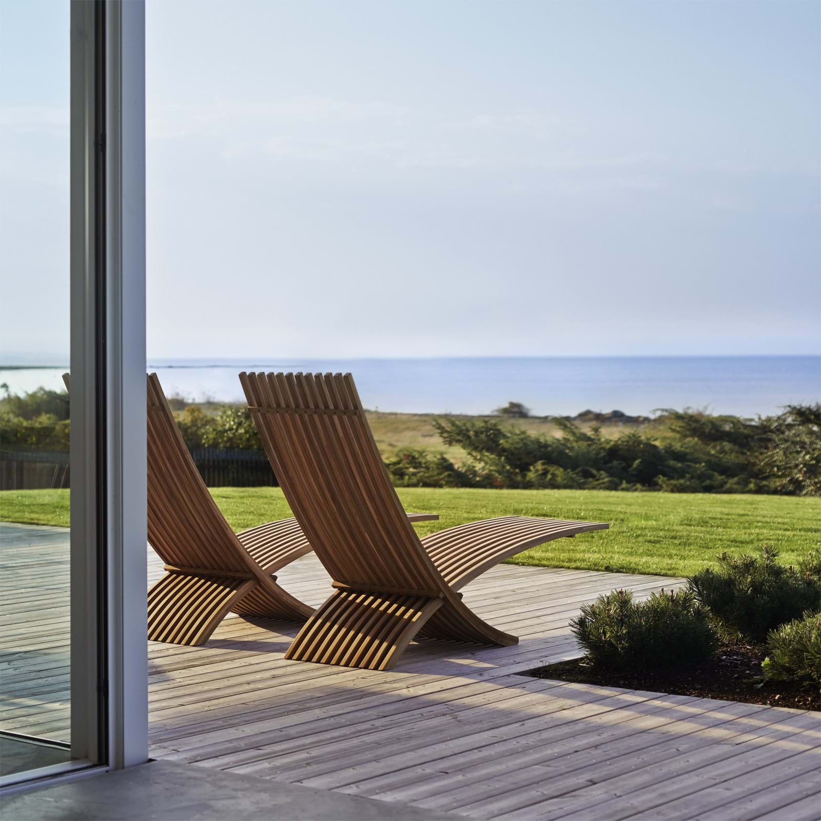 Nozib Solstol - Teak/Svart från Vålamagasinet Soffor och fåtöljer utemöbler, Skargaarden, Image-3