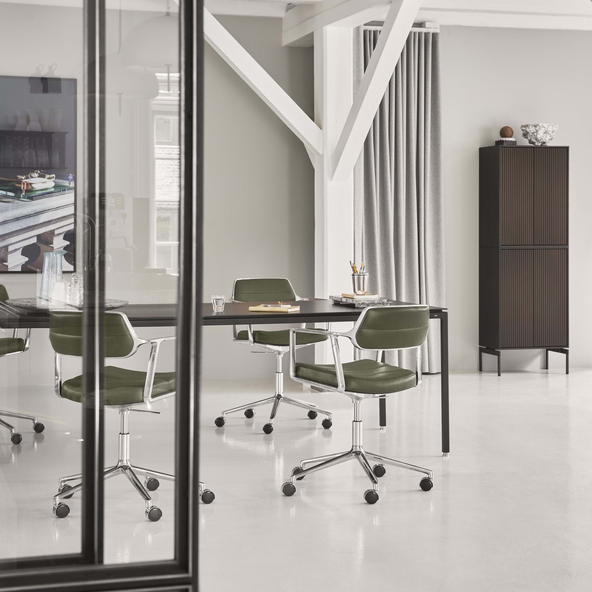 Vipp 453+ Swivel Chair With Gliders från Vålamagasinet Skrivbordsstolar, Vipp, Image-2