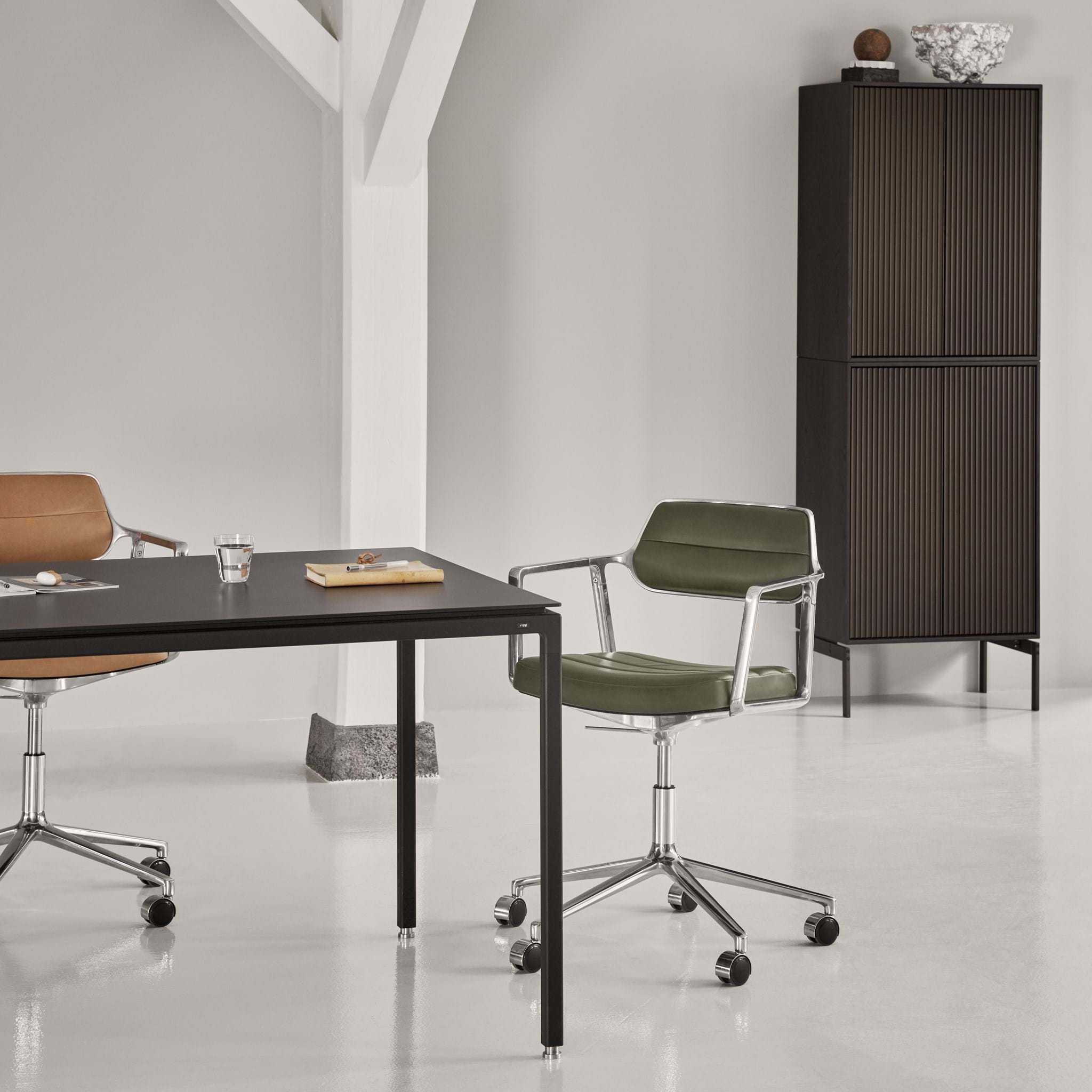 Vipp 453+ Swivel Chair With Gliders från Vålamagasinet Skrivbordsstolar, Vipp, Image-4