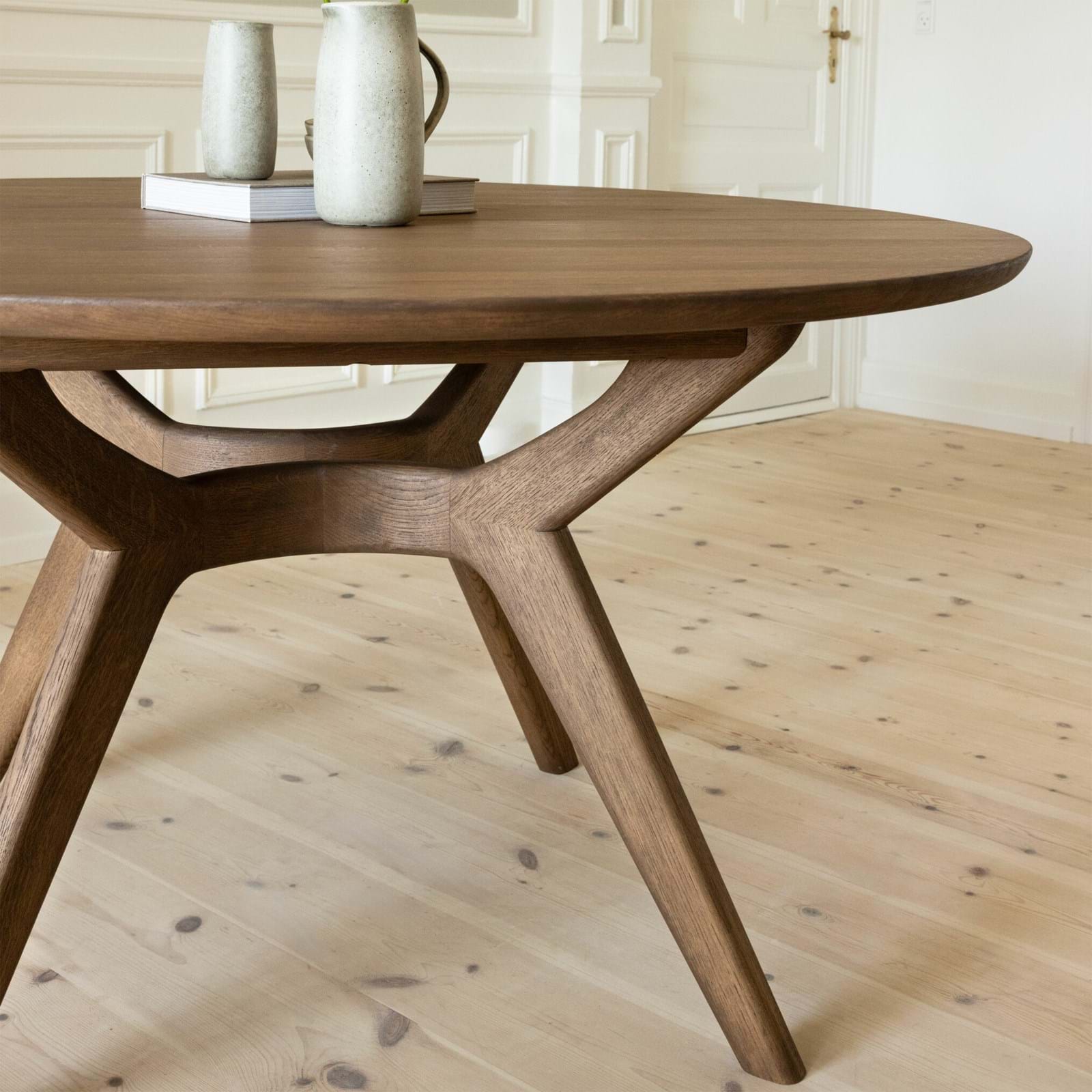 Amelia Runt Bord Brunoljad Ek från Vålamagasinet Matbord, Kristensen Kristensen, Image-2