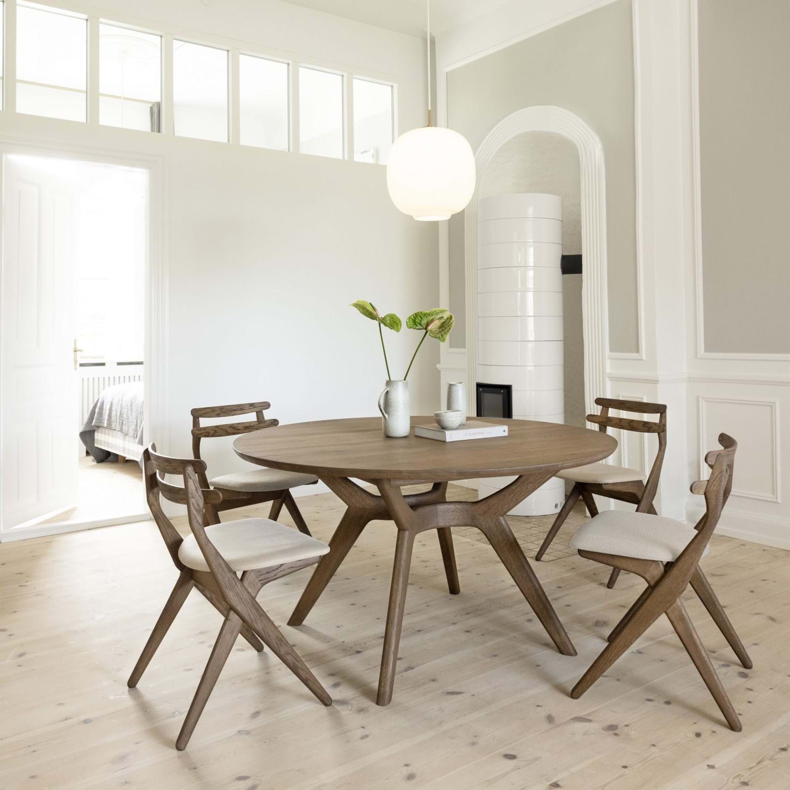 Amelia Runt Bord Brunoljad Ek från Vålamagasinet Matbord, Kristensen Kristensen, Image-3