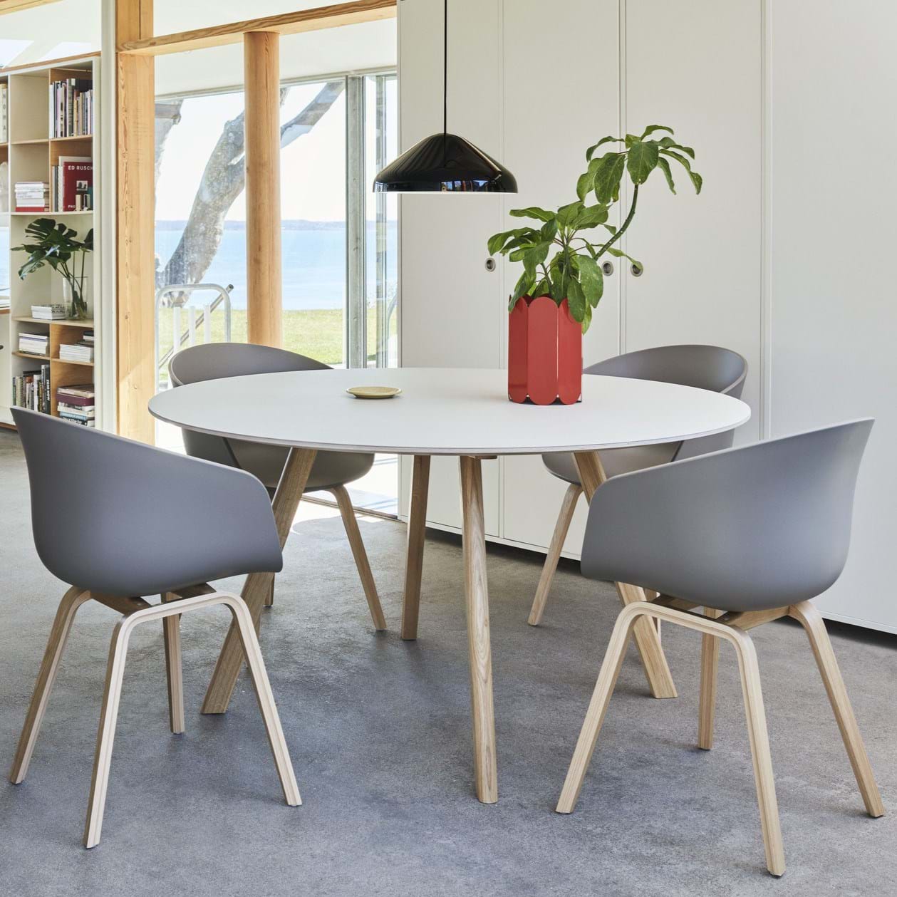 About A Chair AAC22 Lacquered Oak från Vålamagasinet Matstolar, HAY, Image-5