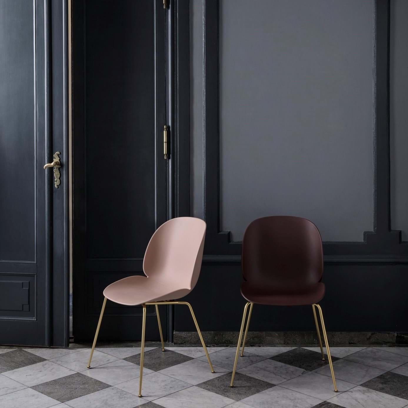 Beetle Chair Fully Upholstered Brass Semi Matt Base från Vålamagasinet Matstolar, Gubi, Image-4