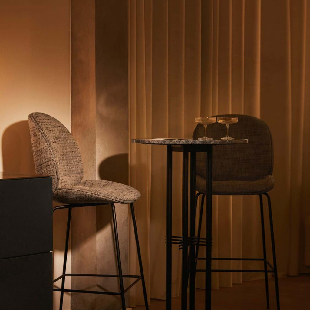 Beetle Bar Chair 75 cm Fully Upholstered Brass Semi Matt Base från Vålamagasinet Barstolar, Gubi, Image-2
