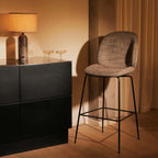 Beetle Bar Chair 75 cm Fully Upholstered Brass Semi Matt Base från Vålamagasinet Barstolar, Gubi, Image-3