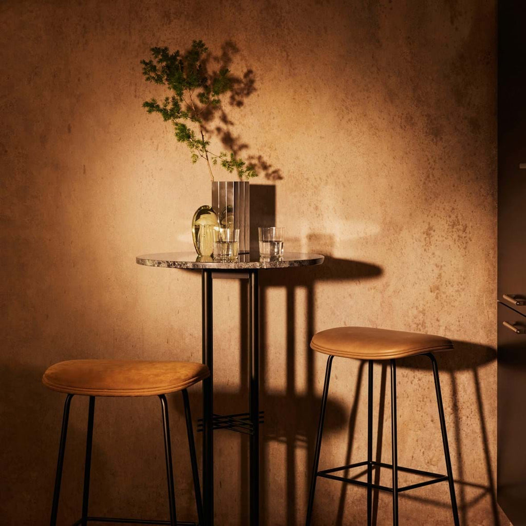 Beetle Bar Stool Fully Upholstered Black Matt Base från Vålamagasinet Barstolar, Gubi, Image-3