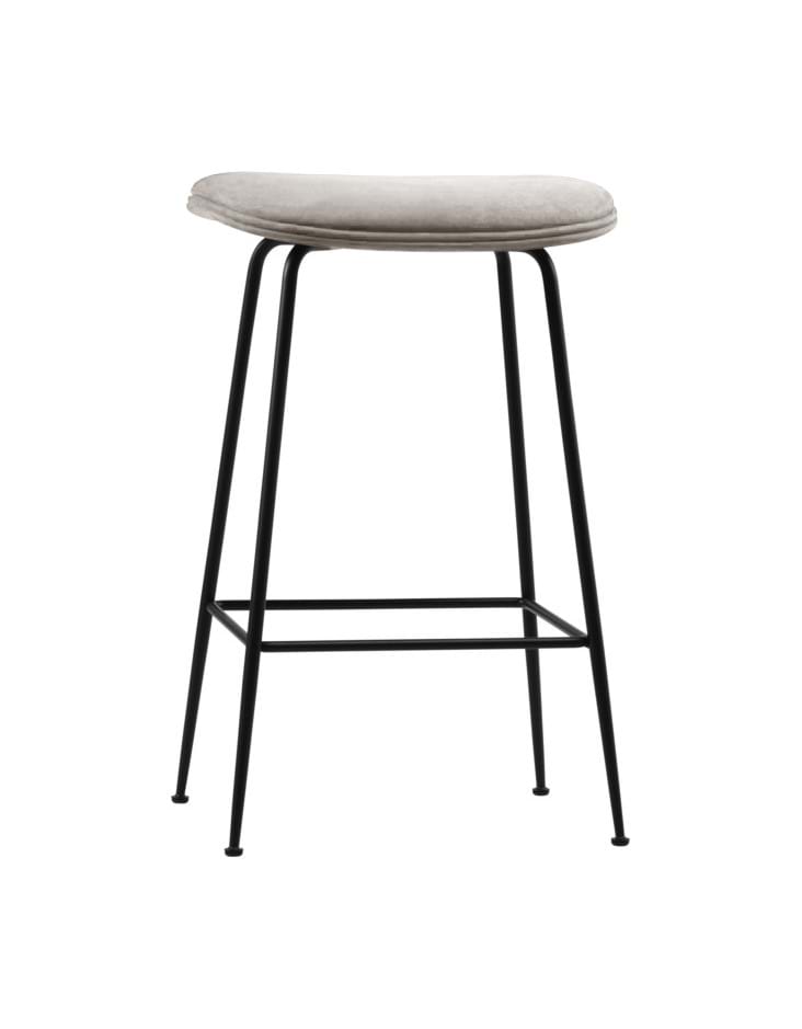 Beetle Counter Stool Fully Upholstered Black Matt Base från Vålamagasinet Barstolar, Gubi, Image-1
