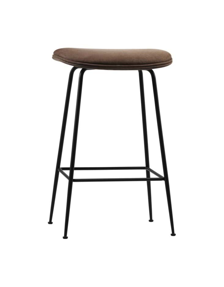 Beetle Counter Stool Fully Upholstered Black Matt Base från Vålamagasinet Barstolar, Gubi, Image-1