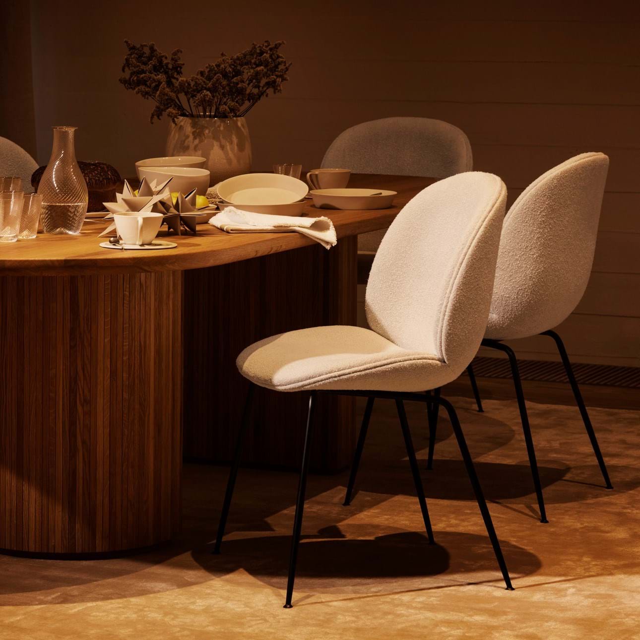 Beetle Chair Fully Upholstered Black Matt Base från Vålamagasinet Matstolar, Gubi, Image-2