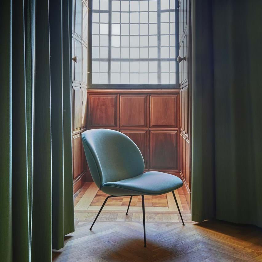 Beetle Lounge Chair Conic Base Brass Semi Matt från Vålamagasinet Fåtöljer, Gubi, Image-4