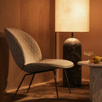 Beetle Lounge Chair Conic Base Brass Semi Matt från Vålamagasinet Fåtöljer, Gubi, Image-5