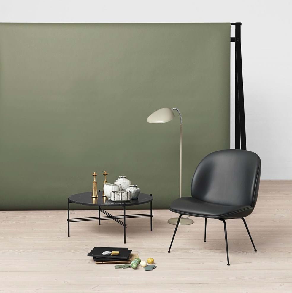 Beetle Lounge Chair Conic Base Brass Semi Matt från Vålamagasinet Fåtöljer, Gubi, Image-2