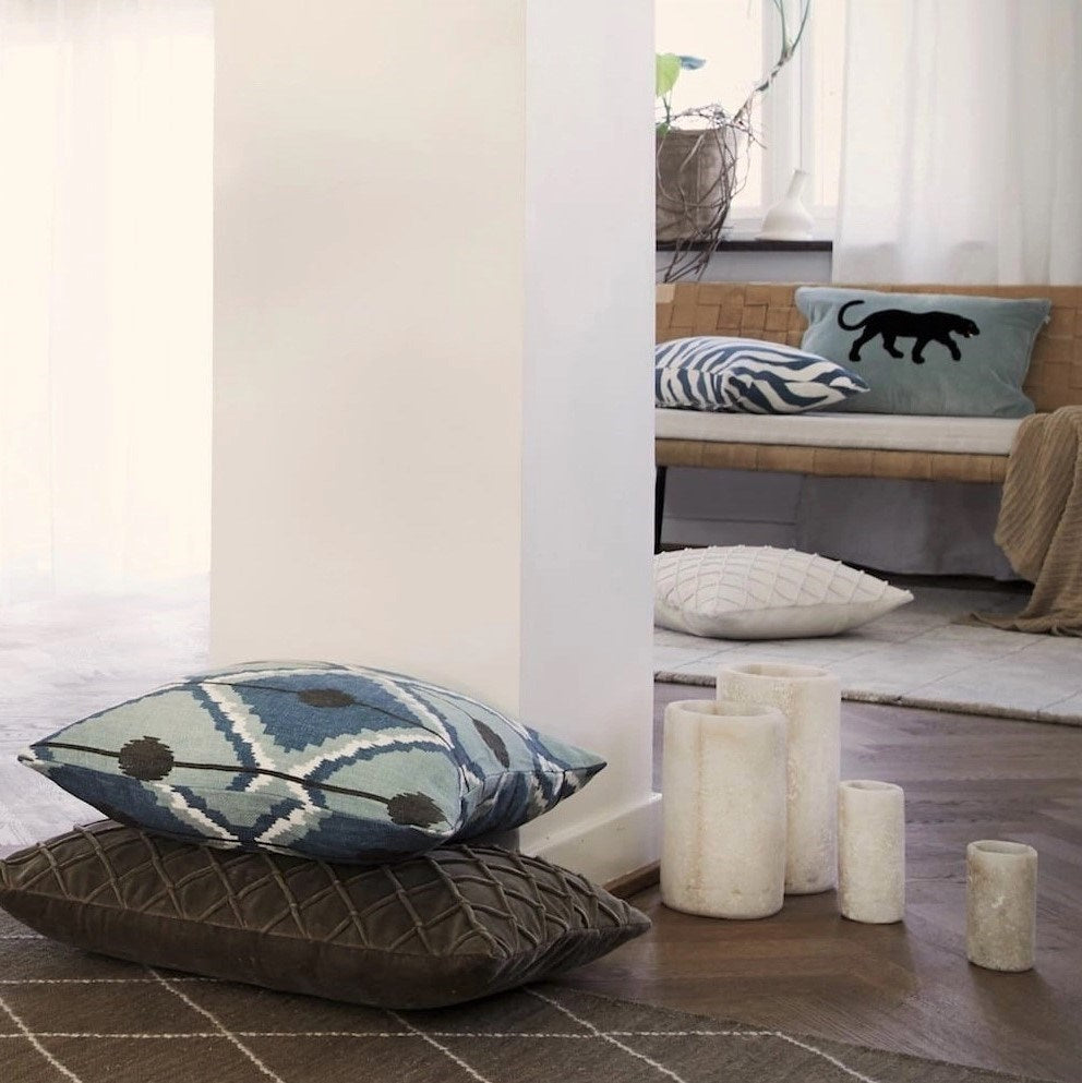 Panther Embroidered Velvet Cushion Cover 40x60 från Vålamagasinet Prydnadskuddar, Chhatwal & Jonsson, Image-2