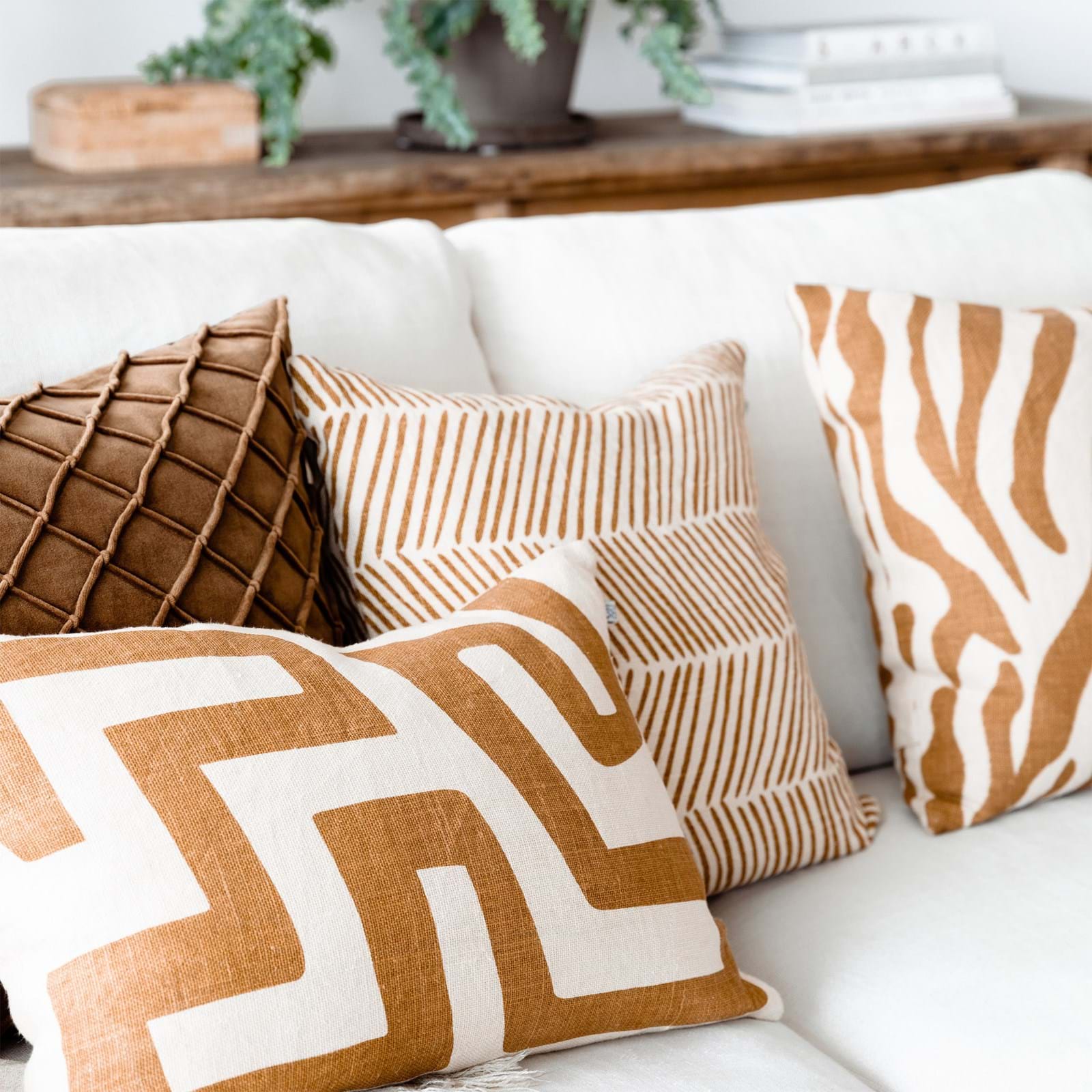 Deva Velvet Cushion 50x50 från Vålamagasinet Prydnadskuddar, Chhatwal & Jonsson, Image-3