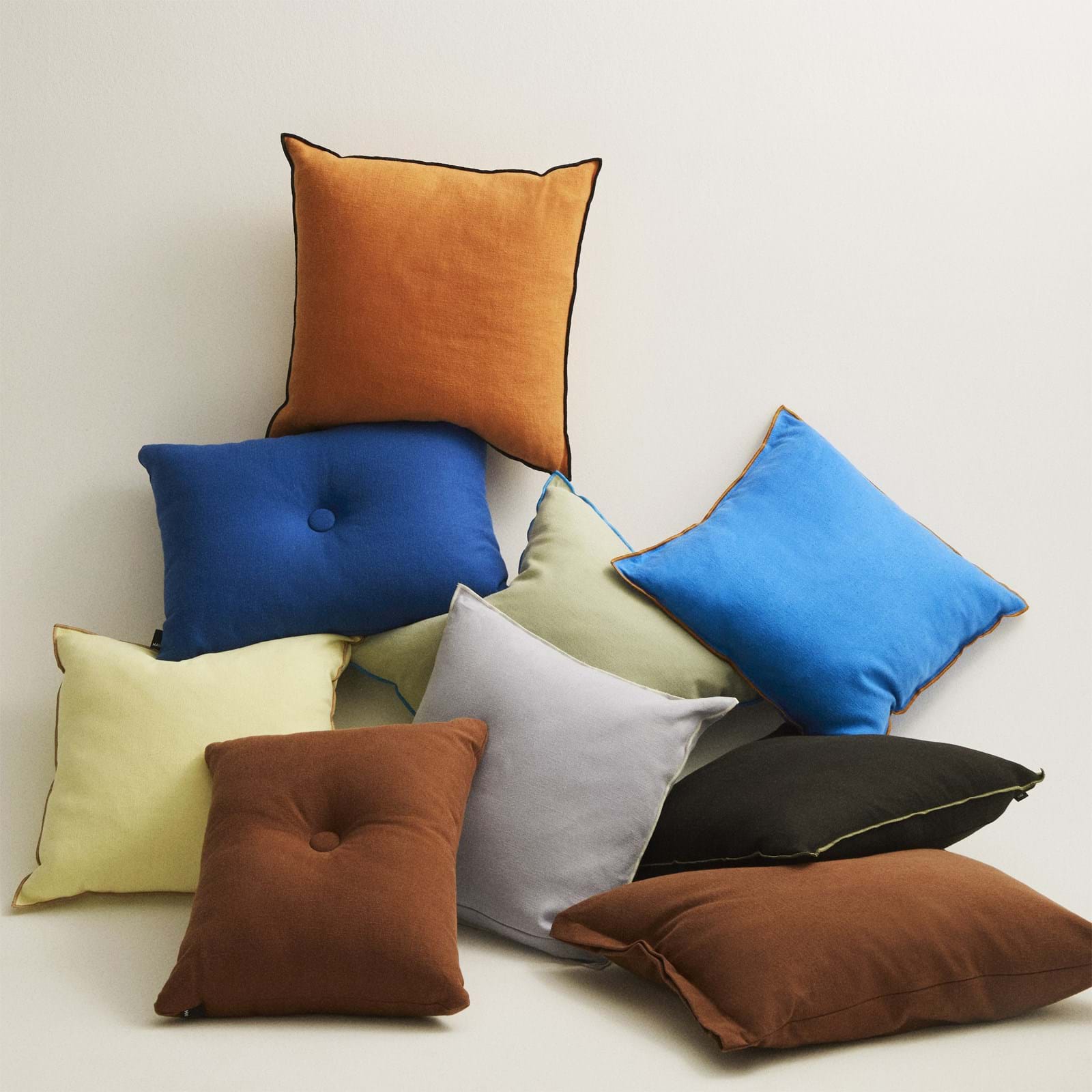 Dot Cushion Planar 1 Dot från Vålamagasinet Prydnadskuddar, HAY, Image-2