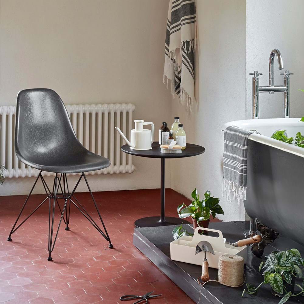 Eames Fiberglass Chair DSR Basic Dark från Vålamagasinet Matstolar, Vitra, Image-3