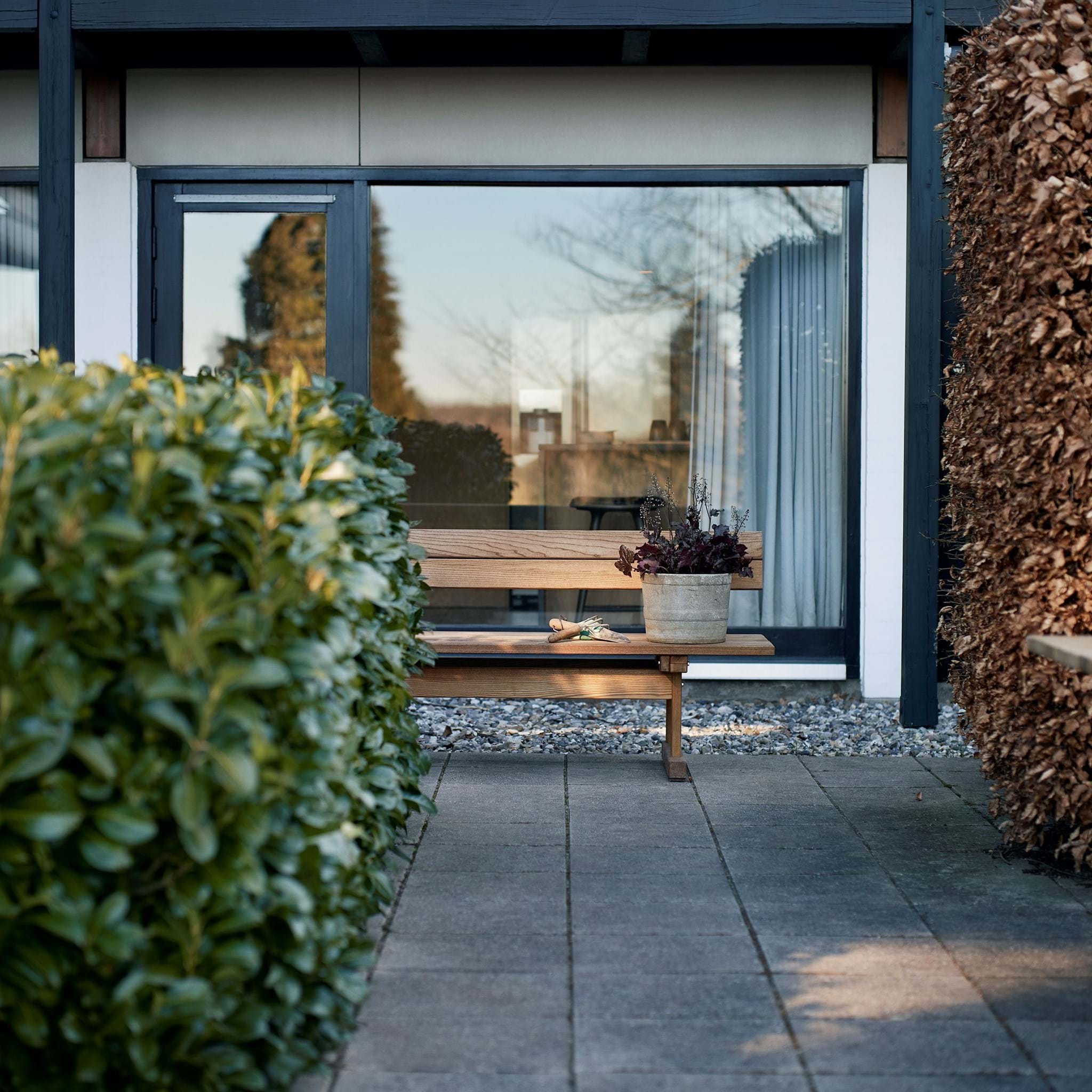 M16 - Ermelunden Bench w/Backrest från Vålamagasinet Pallar och bänkar utemöbler, FDB Møbler, Image-2