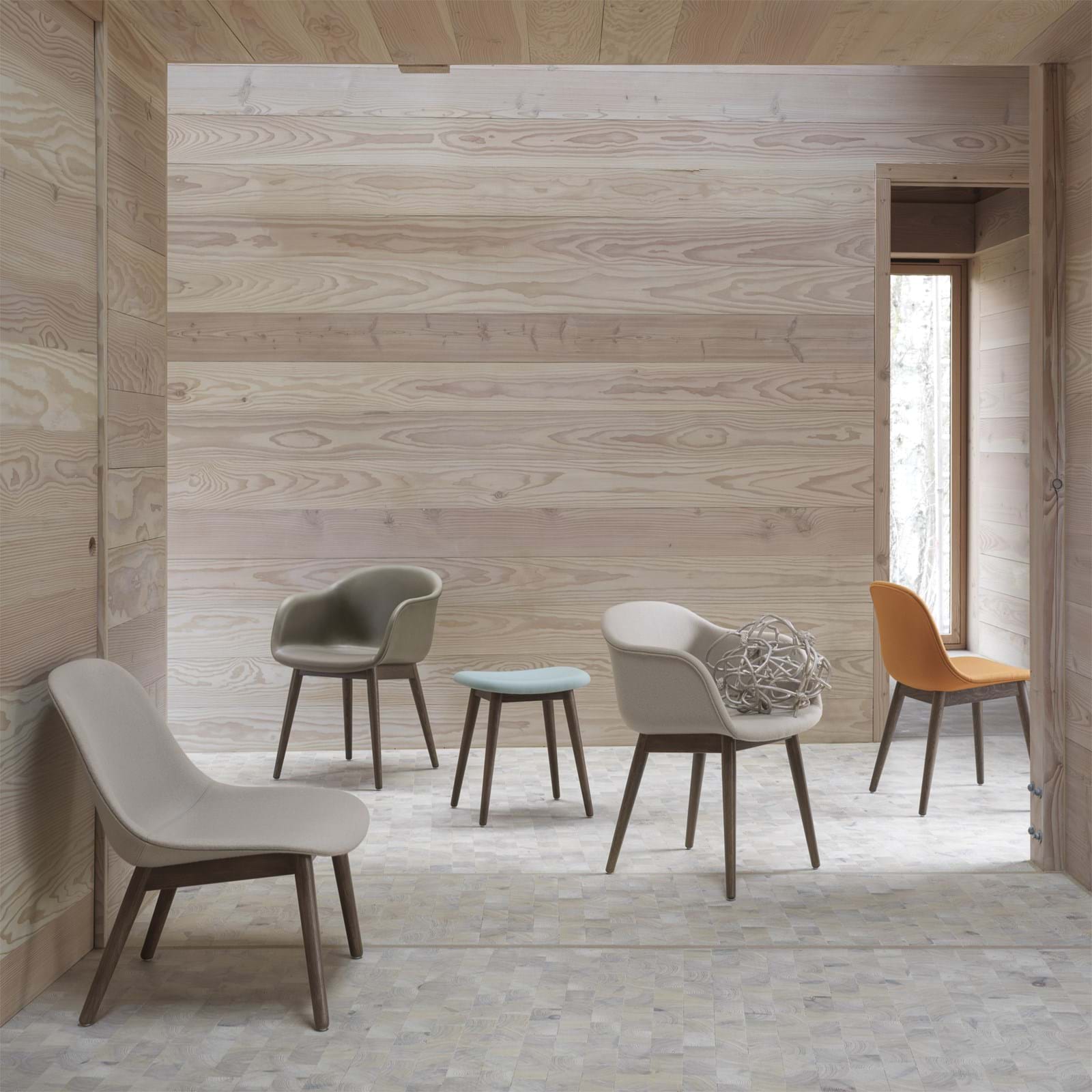 Fiber Stool Wood Base 45 cm från Vålamagasinet Pallar och bänkar, Muuto, Image-2