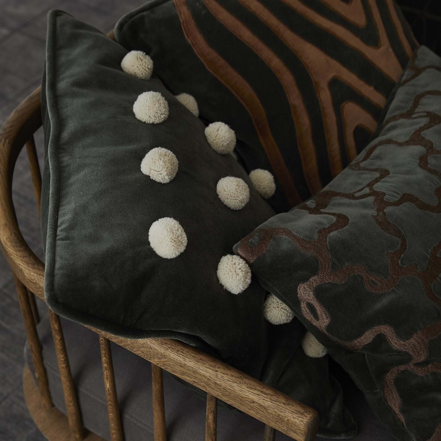 Chand Velvet Cushion Cover 40x60 från Vålamagasinet Prydnadskuddar, Chhatwal & Jonsson, Image-4