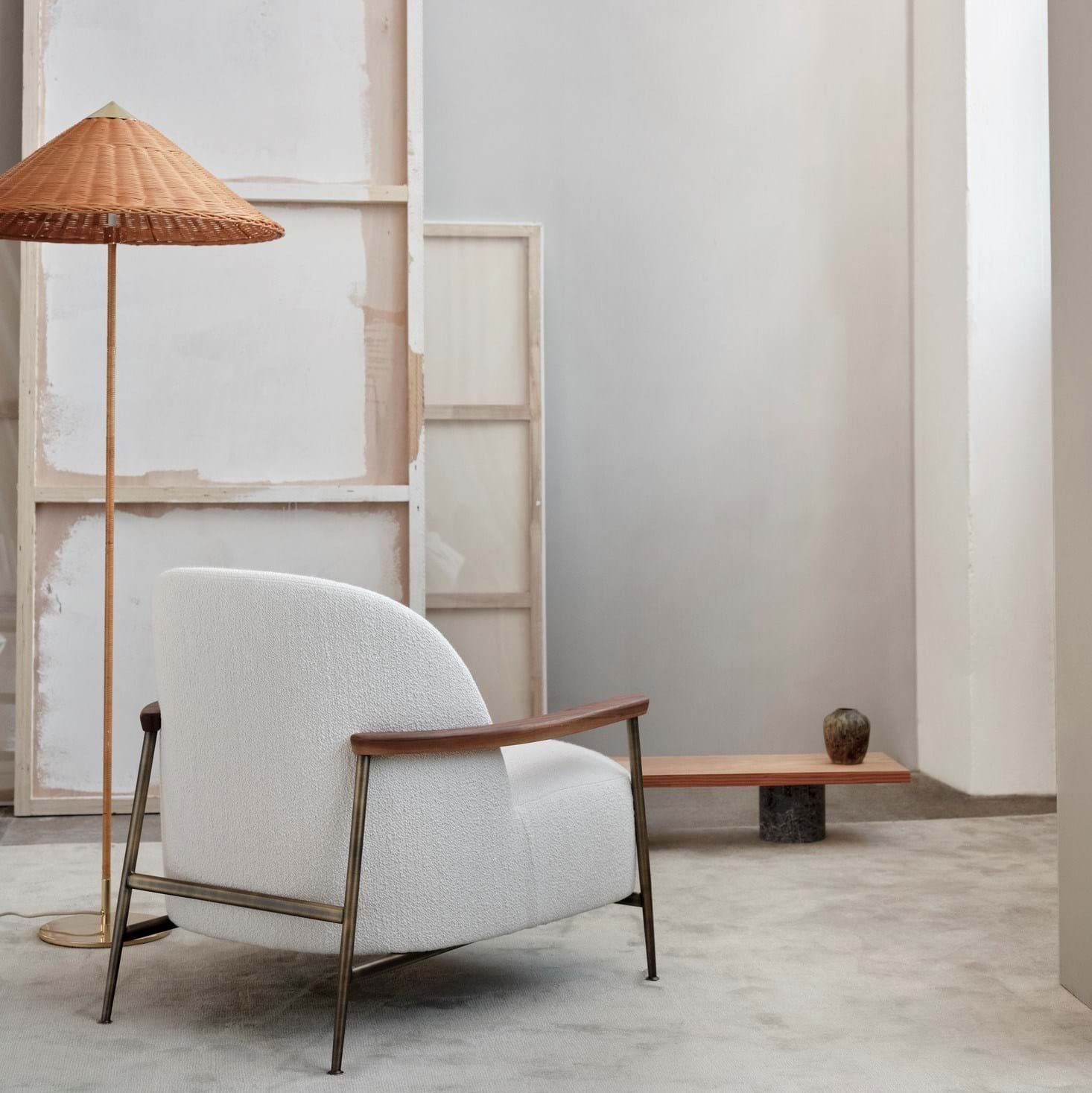 Sejour Lounge Chair With Walnut Armrests Black Matt Base från Vålamagasinet Fåtöljer, Gubi, Image-3