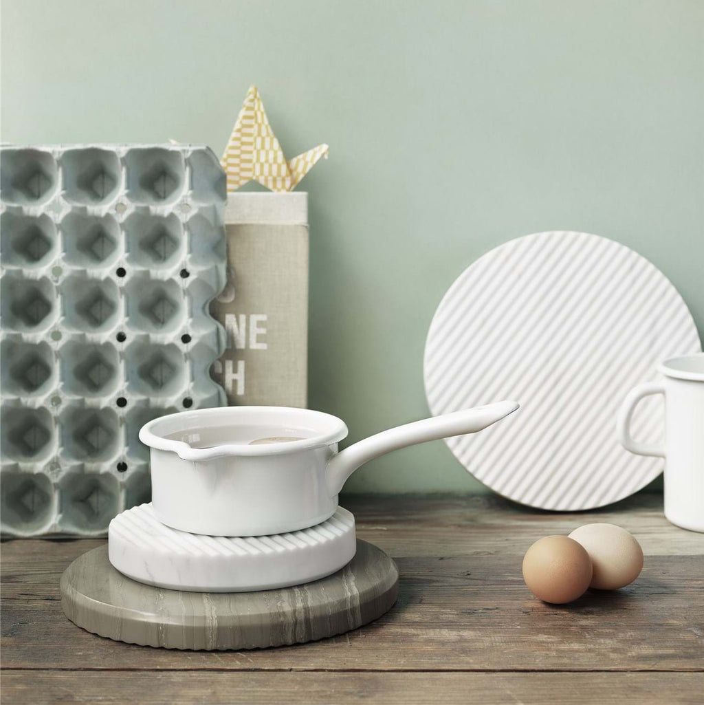 Groove Marble Trivet Ø 16 cm från Vålamagasinet Brickor och underlägg, Muuto, Image-2