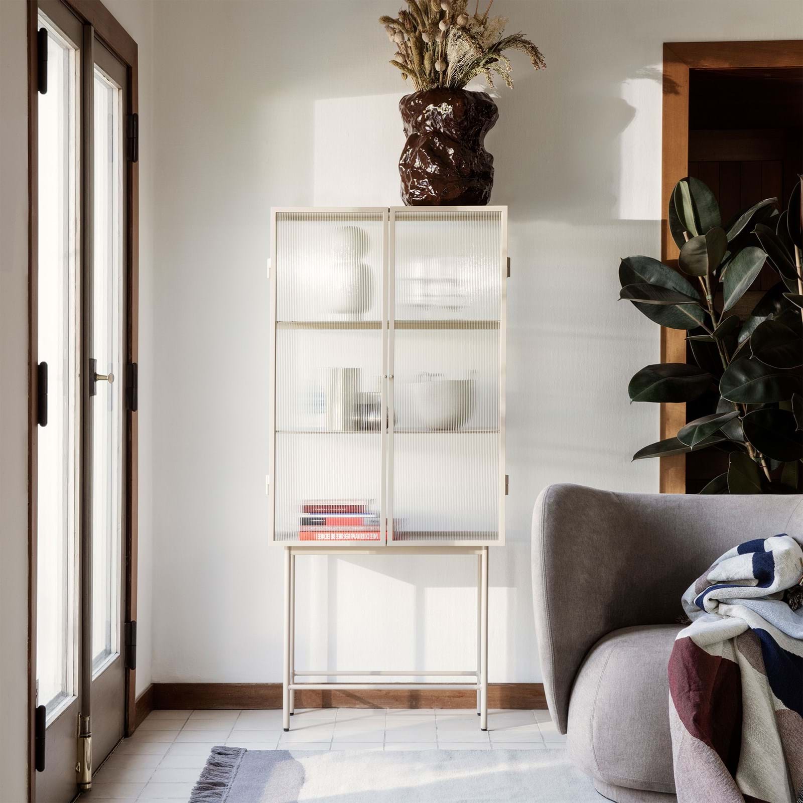Haze Vitrine Reeded Glass från Vålamagasinet Skåp och vitrinskåp, Ferm Living, Image-2