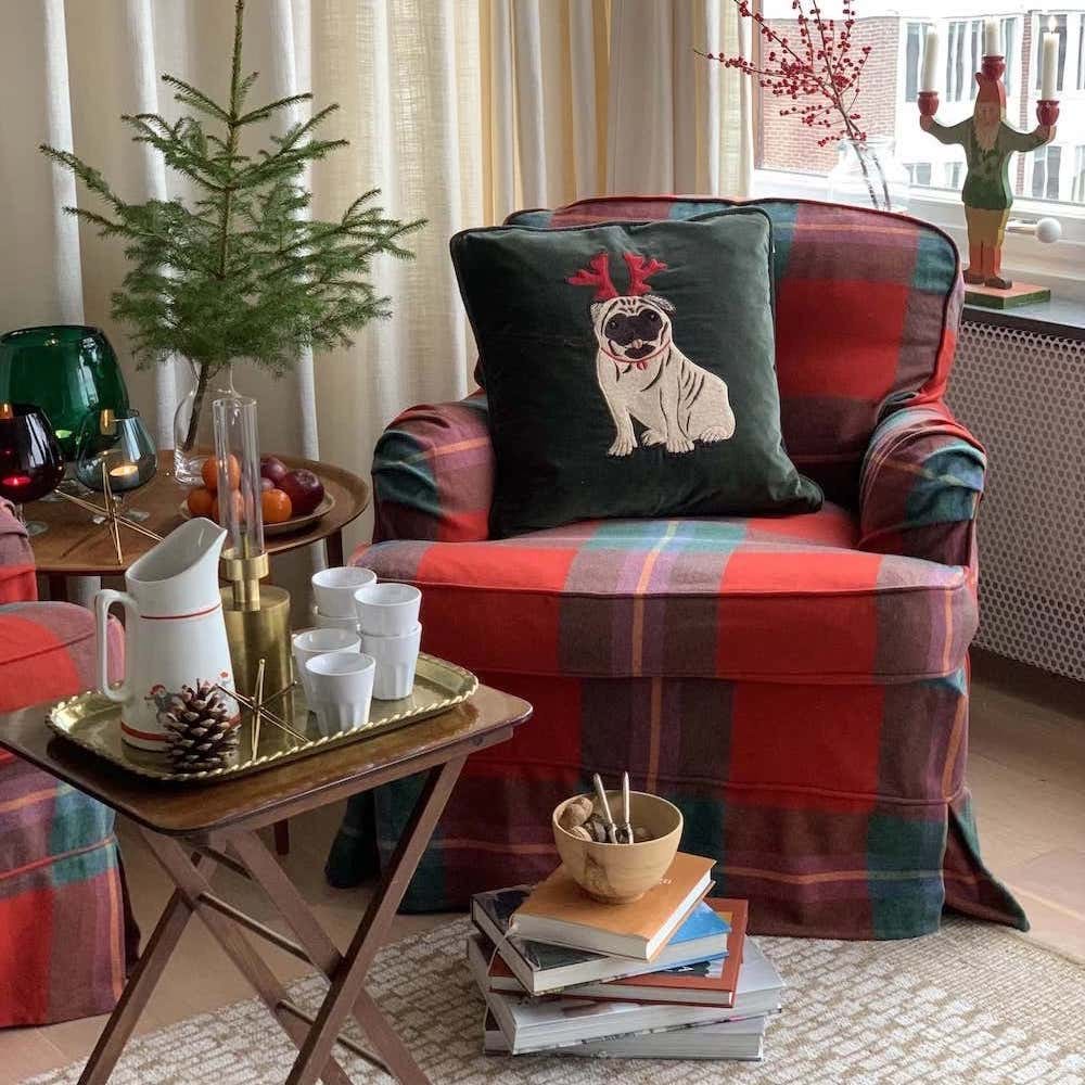 Holiday Dog Embroidered Velvet Kuddfodral 50x50 från Vålamagasinet Prydnadskuddar, Chhatwal & Jonsson, Image-2