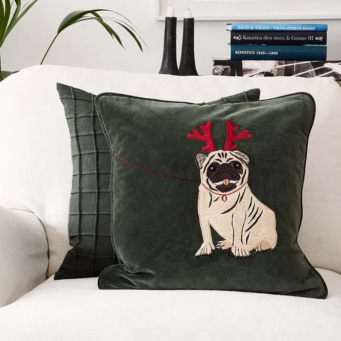 Holiday Dog Embroidered Velvet Kuddfodral 50x50 från Vålamagasinet Prydnadskuddar, Chhatwal & Jonsson, Image-3