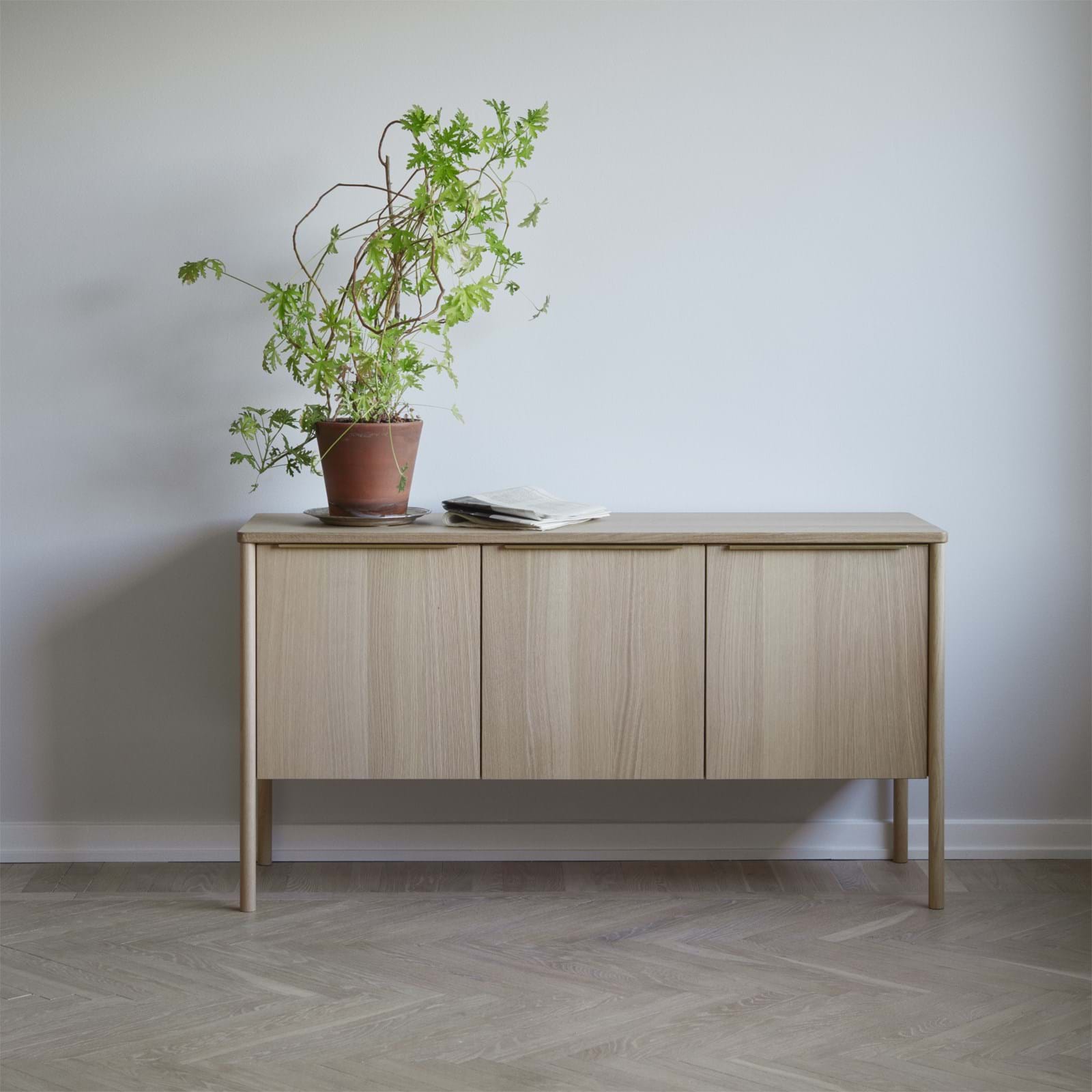 Jut Cabinet Oak/Marble från Vålamagasinet Skänkar och sideboards, Skagerak, Image-5
