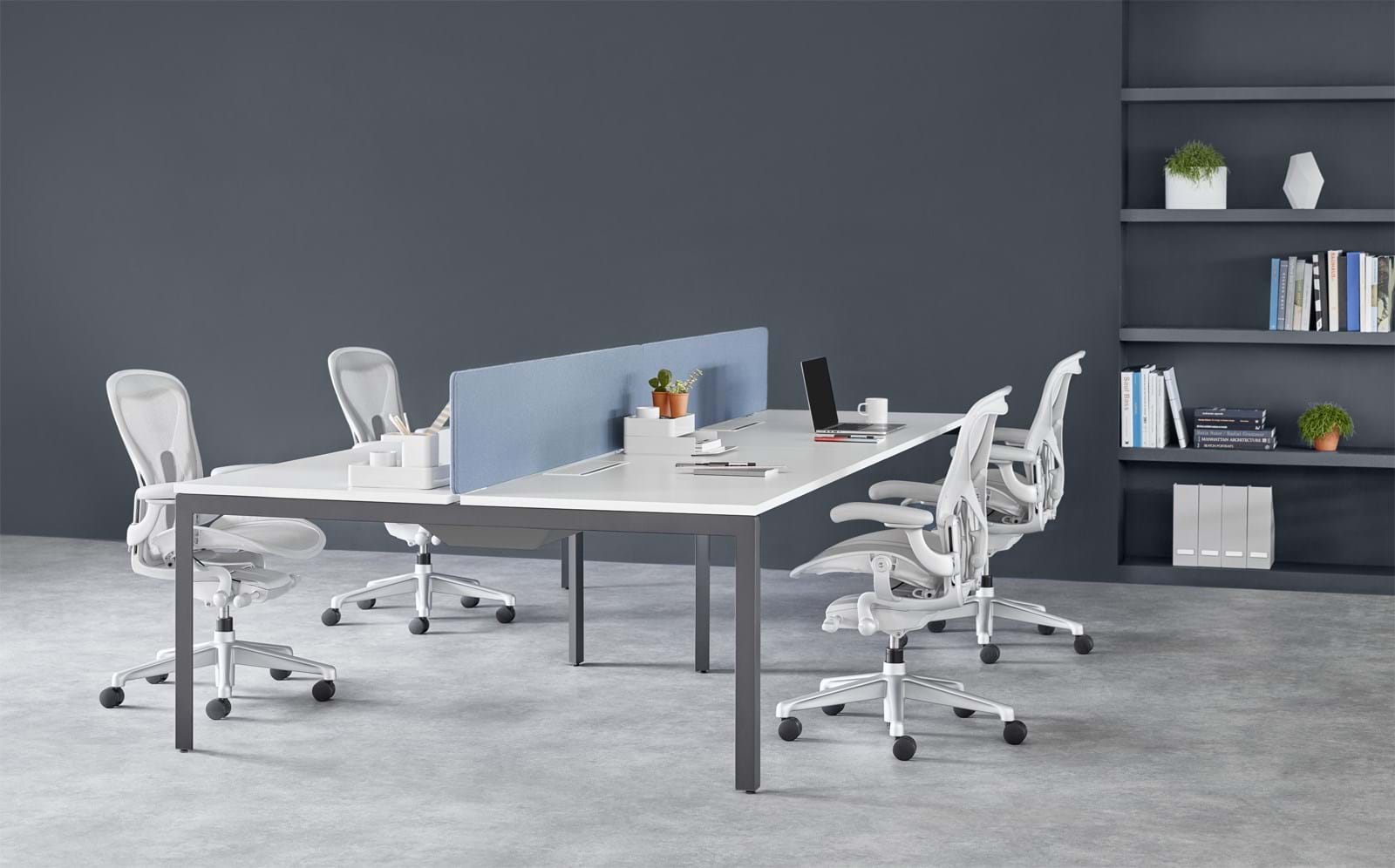 Aeron Re-Mastered Mineral/Blankpolerat från Vålamagasinet Skrivbordsstolar, Herman Miller, Image-3