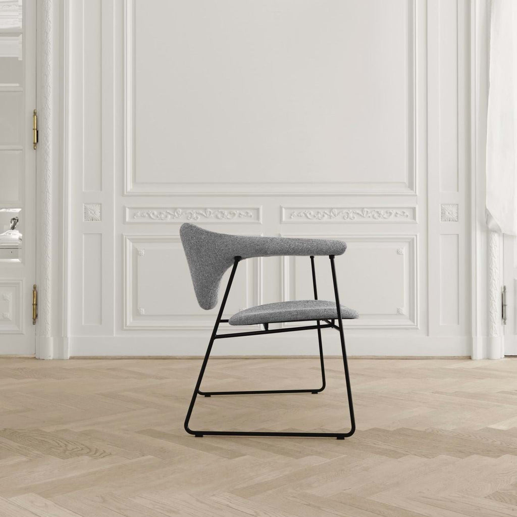 Masculo Dining Chair Fully Upholstered Sledge Base Black från Vålamagasinet Matstolar, Gubi, Image-2