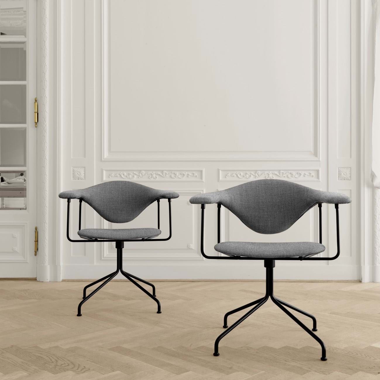 Masculo Meeting Chair Fully Upholstered Swivel Base Black från Vålamagasinet Skrivbordsstolar, Gubi, Image-2