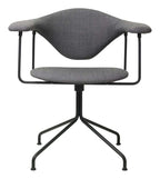 Masculo Meeting Chair Fully Upholstered Swivel Base Black från Vålamagasinet Skrivbordsstolar, Gubi, Image-1