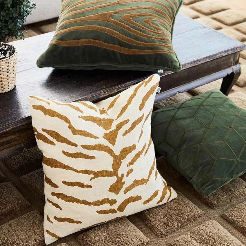 Mita Velvet Cushion Cover 50x50 från Vålamagasinet Prydnadskuddar, Chhatwal & Jonsson, Image-2