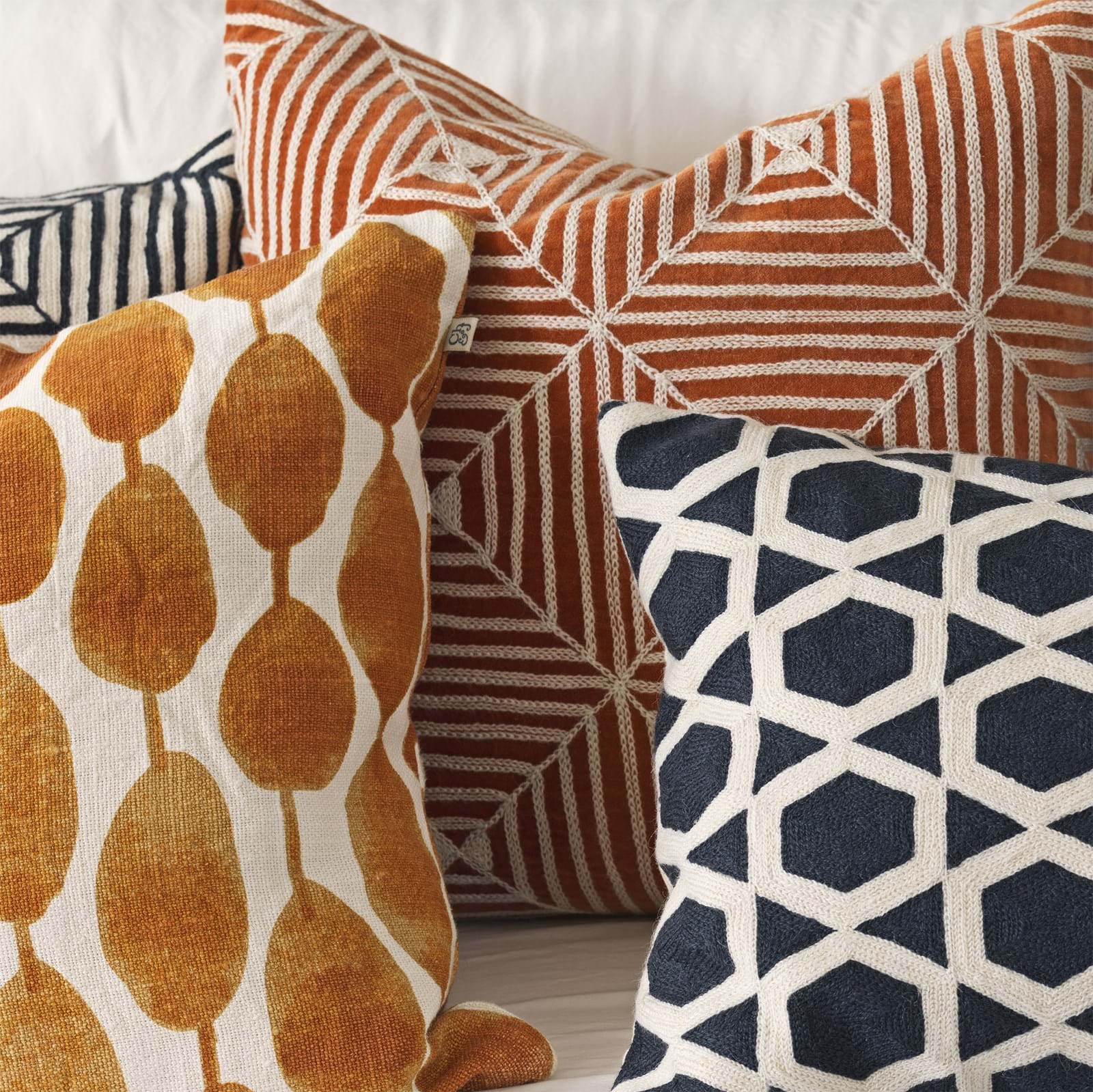 Kulgam Hand Embroidered Velvet Cushion Cover 50x50 från Vålamagasinet Prydnadskuddar, Chhatwal & Jonsson, Image-2