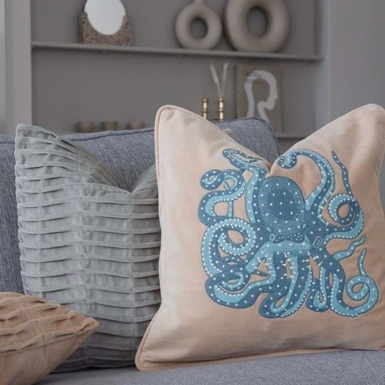 Octopus Embroidered Velvet Kuddfodral 50x50 från Vålamagasinet Prydnadskuddar, Chhatwal & Jonsson, Image-2
