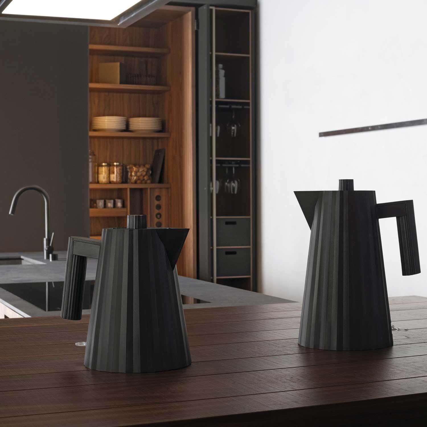 Plisse Elektrisk Vattenkokare 1 L från Vålamagasinet Presenttips, Alessi, Image-3