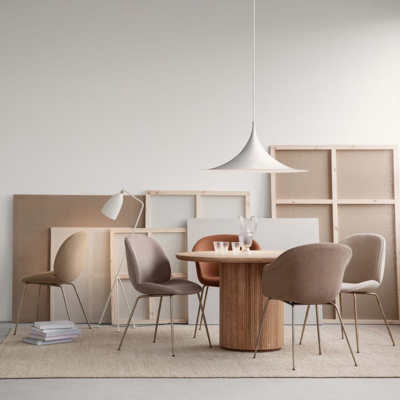 Beetle Chair Fully Upholstered Brass Semi Matt Base från Vålamagasinet Matstolar, Gubi, Image-2