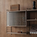 String Skåp Med Glasdörr 58x30 från Vålamagasinet Hyllor, String, Image-2